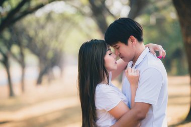 Genç Asyalı aşık çift ormanda birlikte vakit geçiriyor.