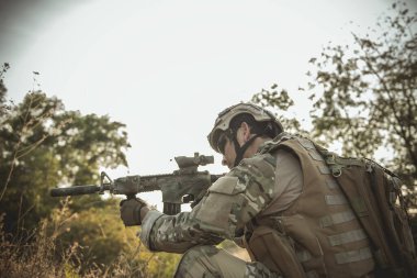 Asker seçici bir şekilde düşmana silah doğrulttu.