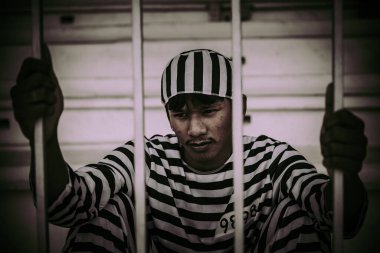 Demir hapishaneyi yakalamak için çırpınan bir adamın portresi, esir konsepti.