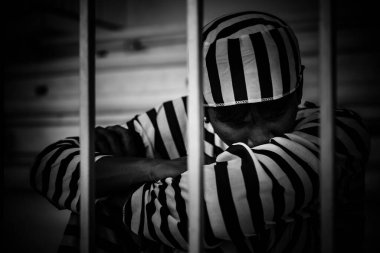 Demir hapishaneyi yakalamak için çırpınan bir adamın portresi, esir konsepti.