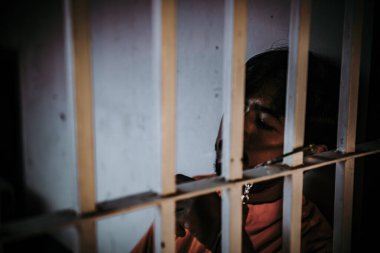 Demir hapishaneyi yakalamak için çırpınan adamın elleri. Mahkum konsepti.