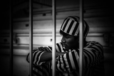 Demir hapishaneyi yakalamak için çırpınan bir adamın portresi, esir konsepti.