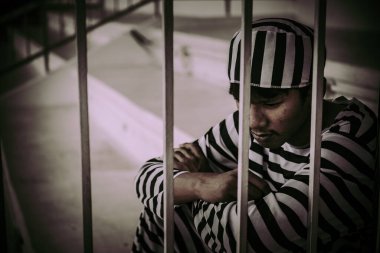 Demir hapishaneyi yakalamak için çırpınan bir adamın portresi, esir konsepti.