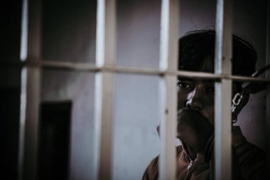 Demir hapishaneyi yakalamak için çırpınan adamın elleri. Mahkum konsepti.