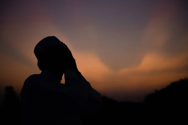 Günbatımında Dua Eden Asyalı Genç Müslüman Adamın Silueti Ramazan Festivali — Stok fotoğraf