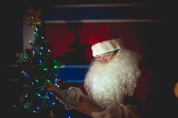 Портрет Санта Клауса Читання Паперу Перевірка Назви Списку Надсилання Подарунка — стокове фото
