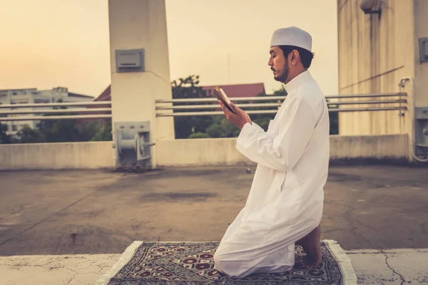 Young Asian Muslim Man Praying Sunset Ramadan Festival Concept — Stock Photo, Image