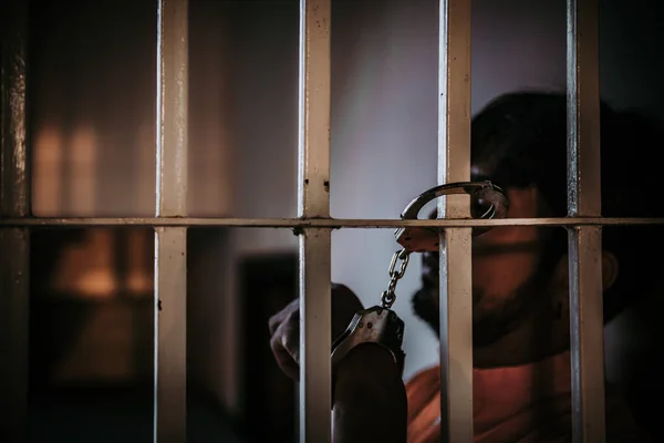 Χέρια Του Ανθρώπου Απελπισμένα Πιάσει Σιδερένια Φυλακή Έννοια Φυλακισμένου — Φωτογραφία Αρχείου