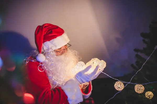 Noel Baba Nın Portresi Evde Noel Ağacı Süslüyor — Stok fotoğraf