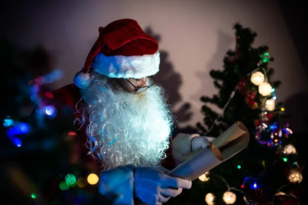 Портрет Санта Клауса Читать Бумагу Контрольный Список Название Отправки Подарка — стоковое фото