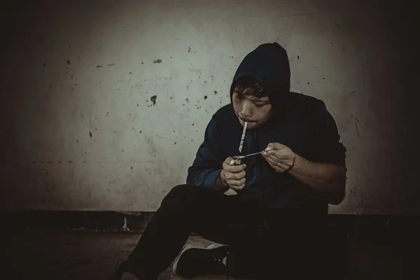 Uyuşturucu Bağımlısı Asyalı Bir Adam Damarlarına Eroin Enjekte Ediyor — Stok fotoğraf
