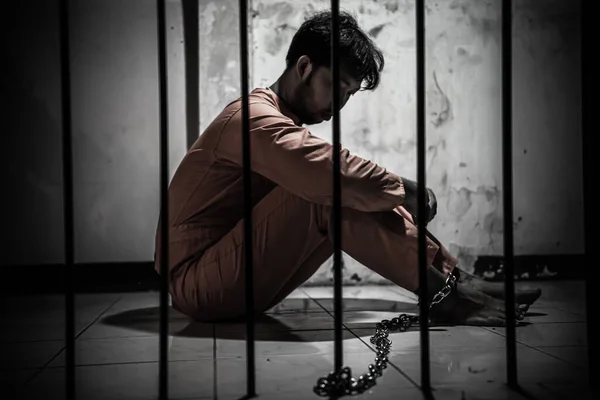 Aziatisch Man Wanhopig Ijzeren Gevangenis Gevangene Concept — Stockfoto