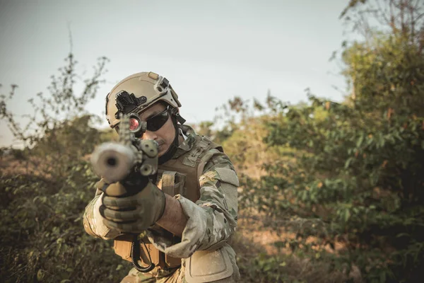 兵士は敵に銃を向け選択的焦点を当て — ストック写真