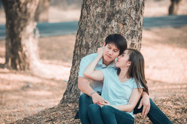 Young Asian Couple Love Spending Time Together Forest — Stock Photo, Image