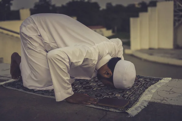 Jovem Asiático Muçulmano Homem Orando Durante Pôr Sol Ramadã Festival — Fotografia de Stock