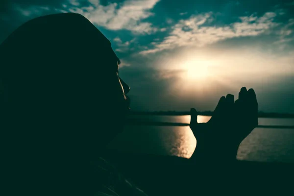 Silhouette Eines Jungen Asiatischen Muslimischen Mannes Beim Sonnenuntergang Konzept Des — Stockfoto