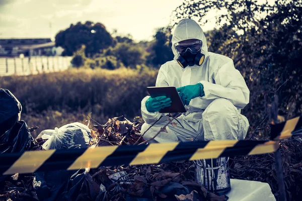 Cientista Asiático Desgaste Terno Proteção Química Verificar Perigo Químico Trabalhando — Fotografia de Stock