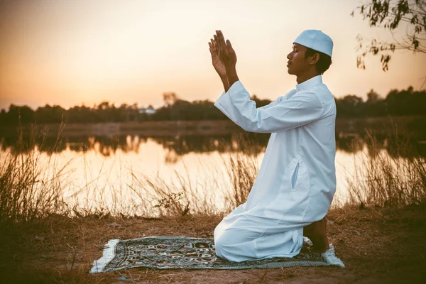 기도하는 아시아인 음악가 라마단 — 스톡 사진