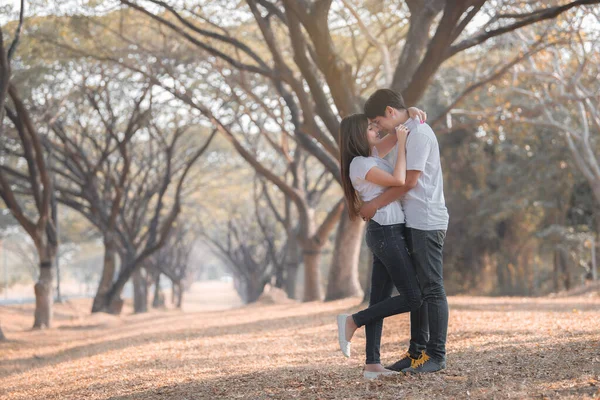 恋爱中的年轻的亚洲夫妇在森林里共度时光 — 图库照片