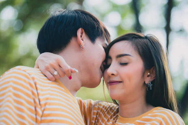 Jeune Couple Asiatique Amoureux Passer Temps Ensemble Dans Forêt — Photo