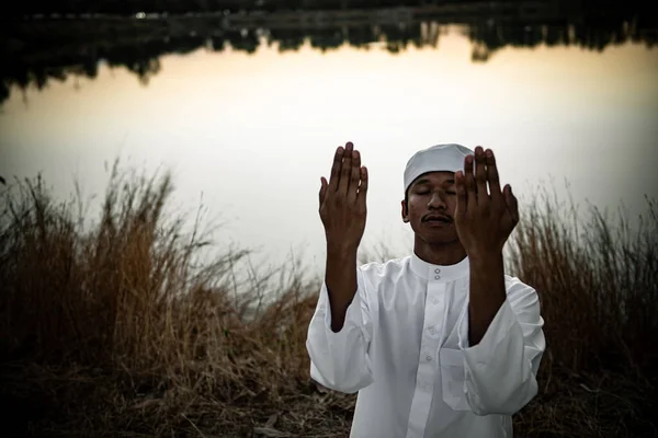 Jonge Aziatische Moslim Man Biddend Tijdens Zonsondergang Ramadan Festival Concept — Stockfoto