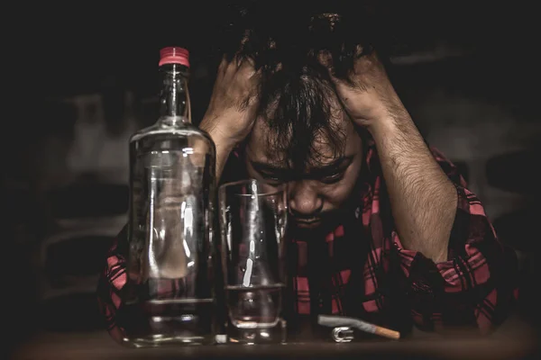 Asyalı Adam Gece Evde Tek Başına Votka Içer — Stok fotoğraf