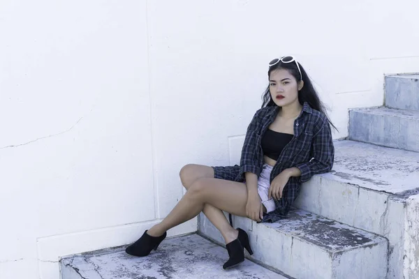 Porträt Der Schönen Asiatischen Frau Hipster Mädchen Auf Der Treppe — Stockfoto