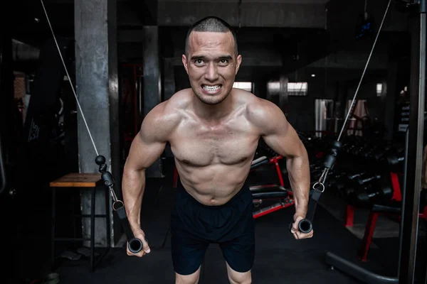 Portrét Asijského Muže Velký Sval Tělocvičně Trénink Tělesné Hmotnosti — Stock fotografie
