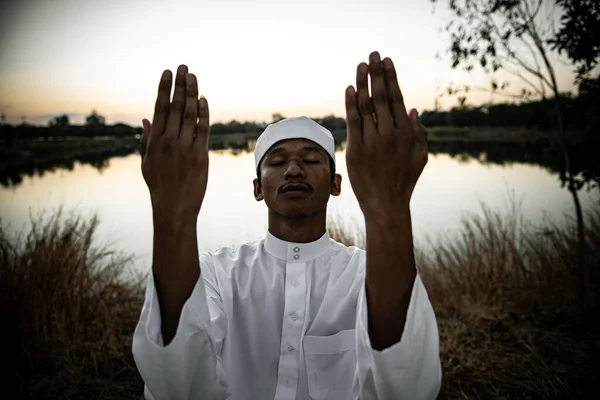 Jovem Asiático Muçulmano Homem Orando Durante Pôr Sol Ramadã Festival — Fotografia de Stock