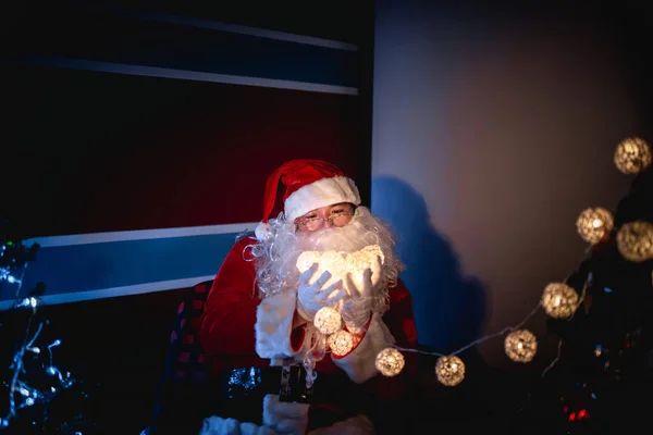 Weihnachtsmann Porträt Schmückt Weihnachtsbaum Haus — Stockfoto