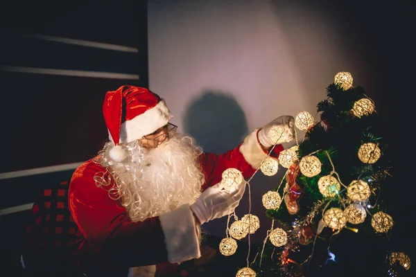 Noel Baba Nın Portresi Evde Noel Ağacı Süslüyor — Stok fotoğraf