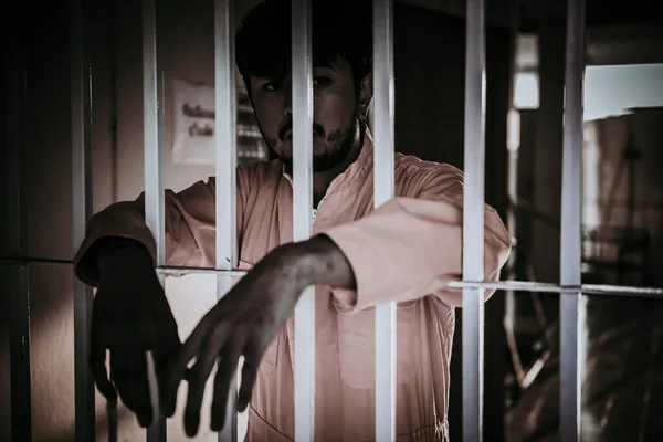 Mãos Homem Desesperado Para Pegar Prisão Ferro Conceito Prisioneiro — Fotografia de Stock