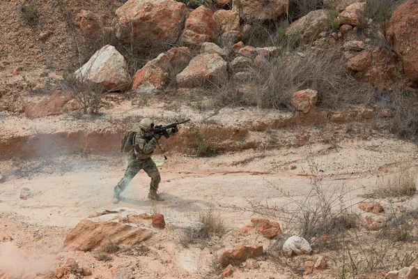 砂漠での戦争における特殊部隊の兵士 — ストック写真