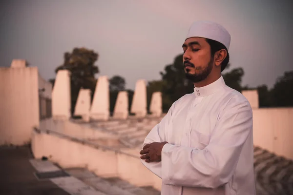 Jovem Asiático Muçulmano Homem Orando Durante Pôr Sol Ramadã Festival — Fotografia de Stock