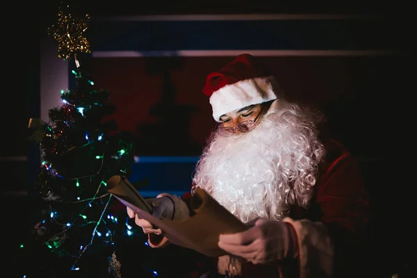 Retrato Santa Cláusula Ler Papel Verificar Nome Lista Para Enviar — Fotografia de Stock