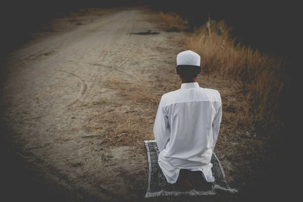 Joven Asiático Musulmán Orando Durante Puesta Del Sol Ramadán Festival — Foto de Stock