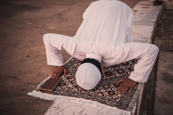 Jonge Aziatische Moslim Man Biddend Tijdens Zonsondergang Ramadan Festival Concept — Stockfoto