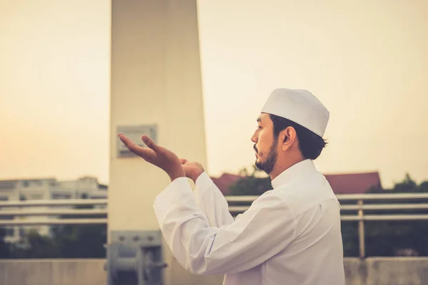 Jonge Aziatische Moslim Man Biddend Tijdens Zonsondergang Ramadan Festival Concept — Stockfoto