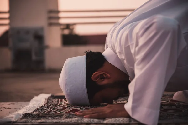Giovane Uomo Musulmano Asiatico Che Prega Durante Tramonto Concetto Festival — Foto Stock