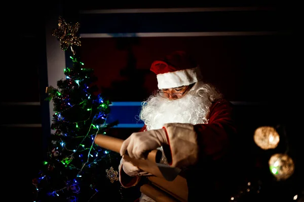 Портрет Санта Клауса Читать Бумагу Контрольный Список Название Отправки Подарка — стоковое фото