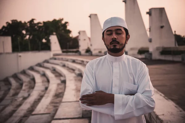 Jovem Asiático Muçulmano Homem Orando Durante Pôr Sol Ramadã Festival — Fotografia de Stock