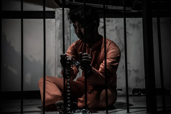Ασιάτης Απελπισμένος Στις Σιδερένιες Φυλακές — Φωτογραφία Αρχείου