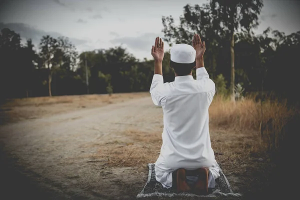 Jovem Asiático Muçulmano Homem Orando Durante Pôr Sol Ramadã Festival — Fotografia de Stock