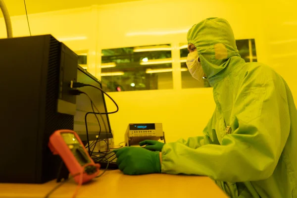 Científicos Con Traje Protector Contra Polvo Trabajando Laboratorio — Foto de Stock