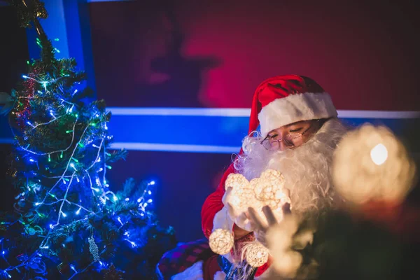Weihnachtsmann Porträt Schmückt Weihnachtsbaum Haus — Stockfoto