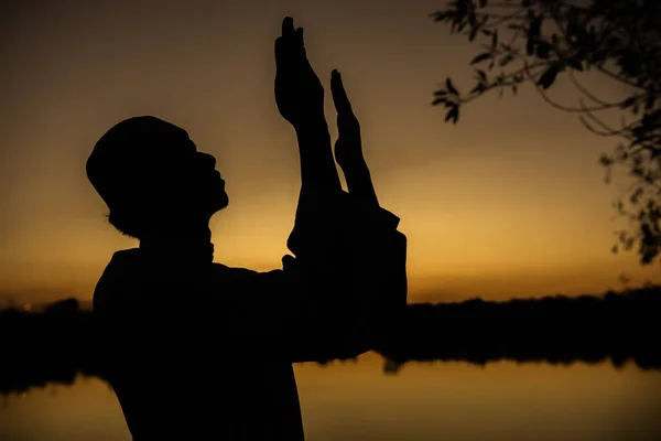 Silhouette Eines Jungen Asiatischen Muslimischen Mannes Beim Sonnenuntergang Konzept Des — Stockfoto