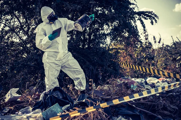 Ασιάτης Επιστήμονας Φορούν Στολή Χημικής Προστασίας Ελέγχουν Την Επικίνδυνη Χημική — Φωτογραφία Αρχείου
