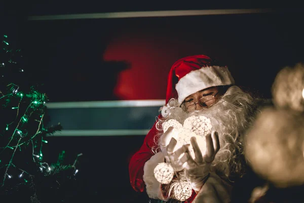 Portret Van Kerstman Clausule Versieren Kerstboom Het Huis — Stockfoto