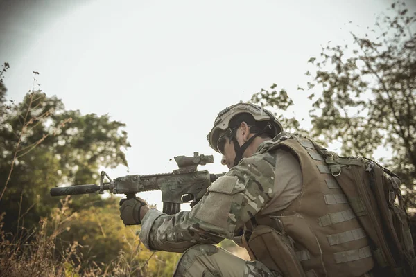 Soldado Apontou Uma Arma Para Inimigo Foco Seletivo — Fotografia de Stock