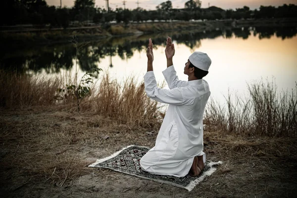 Jovem Asiático Muçulmano Homem Orando Durante Pôr Sol Ramadã Festival — Fotografia de Stock